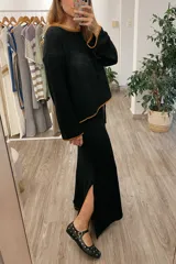 Falda larga negra tejida con cintura elastizada ajustable con cordón.