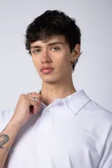 Chomba de manga corta en color blanco, con cuello clásico y cierre frontal de dos botones. Presenta un corte recto y diseño minimalista.