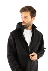 Campera polar Kevingston modelo Jammer, color negro, con cierre frontal completo, capucha ajustable con cordones y acabado en microfibra resistente al agua.