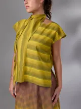 Blusa sin mangas de lino y algodón, con diseño a rayas en tonos amarillos y verdosos, escote en V y cuello alargado estilo bufanda para anudar.