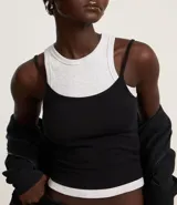 Blusa cropped blanca de algodón con breteles finos.