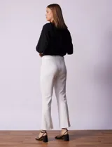 Pantalón blanco cropped de crepe elastizado marca Hope & Harlow, con apliques de botones metálicos en la parte delantera.