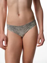 Bombacha tipo bikini de tiro medio confeccionada en microfibra con estampado animal print tipo cebra. Presenta un diseño de corte láser para un acabado limpio y sin marcas.