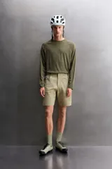 Pantalón corto de estilo técnico, color beige, con ajuste regular. Cuenta con cintura ajustable mediante cinturón de doble hebilla, cierre frontal con cremallera y botón a presión, bolsillos laterales y bolsillos con cremallera oculta.