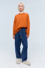 Sweater marrón de tejido de punto realizado en lambswool, con cuello redondo y calce holgado.