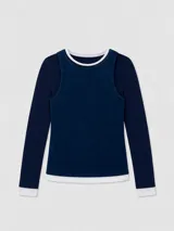 Set de prendas básicas compuesto por una musculosa de punto acanalado azul marino y una remera de manga larga azul marino con detalles en blanco en el cuello y los puños, diseñadas para ser usadas en conjunto o por separado.