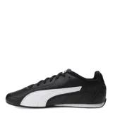 Championes urbanos Puma modelo Catch, color negro con detalles en blanco. Presentan un diseño de perfil bajo con el logo de la marca en el lateral y en la puntera, confeccionados en material sintético resistente con cierre de cordones.