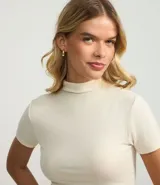 Blusa corta de cuello alto y mangas cortas, confeccionada en tejido rib texturizado color marrón.