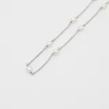 Gargantilla de plata 925 con perlas de río blancas. La cadena mide 45cm de largo y 1.3mm de ancho. Las perlas miden 6.5mm de largo y 5mm de ancho.