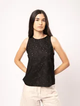 Top de lino color crema, sin mangas, con escote redondo y bordados florales.