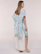 Kimono de gasa ligera con estampado floral en tonos de azul y blanco, silueta amplia, mangas cortas y detalle de borlas en el ruedo asimétrico.