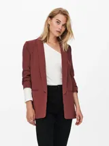 Blazer regular fit color rosado viejo, con cuello solapa, mangas 3/4 y bolsillos frontales ribeteados.