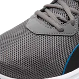 Championes Puma modelo Incinerate, color negro con detalles en blanco. Diseño deportivo con capellada de malla transpirable y suela de goma amortiguada.