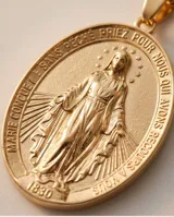 Collar de acero con baño de oro y cadena de eslabones tipo cuerda, con dije ovalado colgante con relieve de la Medalla Milagrosa.