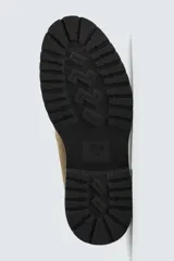Mocasín de vestir para hombre, confeccionado en piel con acabado de serraje en color marrón oscuro. Presenta un diseño clásico con detalle de antifaz en el empeine, horma redonda y una suela track robusta de goma.