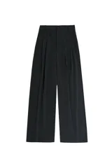 Pantalón de vestir negro de tiro alto con pliegues frontales, corte amplio y pernera recta. Cuenta con bolsillos laterales y cierre frontal con cremallera y botón.
