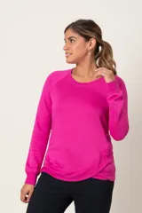 Buzo deportivo fucsia de algodón con terminación cruzada en el ruedo.