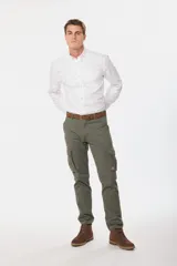 Pantalón cargo gris oscuro de gabardina con bolsillos laterales con fuelle y solapa.