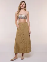 Falda midi evasé de algodón color tostado, con tiro alto, pretina elástica en la parte posterior y abotonadura frontal con botones carey. Cuenta con bolsillos laterales y diseño de gajos verticales.