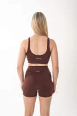 Top deportivo de escote redondo y diseño minimalista, con copas removibles y ajuste al cuerpo.