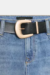 Jeans de tiro medio con corte slim fit, confeccionados en denim azul clásico. Presentan diseño de cinco bolsillos, cierre frontal con cremallera y botón, e incluyen un cinturón negro con hebilla metálica.