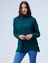 Polera negra de tejido soft con cuello alto y mangas largas con aplique de botones.