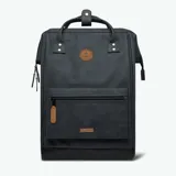 Mochila Cabaia modelo Adventurer Le Havre, color azul con detalles en marrón. Confeccionada en poliéster impermeable, cuenta con sistema MOLLE, compartimento acolchado para tablet o PC, correa para sujetar a la maleta y tirantes acolchados antitranspirantes.