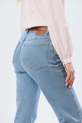 Pantalón de jean wide leg de algodón con elastano, color celeste, de tiro alto y corte amplio con bolsillos traseros.