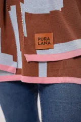 Buzo oversize de algodón con estampado geométrico en tonos marrones y celestes, con cuello y puños en color rosa.