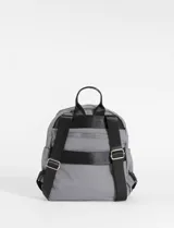 Mochila mediana de nylon color negro, con compartimento principal y bolsillo frontal con cierre. Incluye tiradores de cierre largos tipo cordón con nudos decorativos.