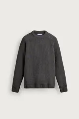 Sweater de punto regular fit en hilatura con textura chenilla, color gris oscuro con detalles en azul, cuello redondo y manga larga con acabados en rib.