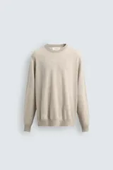 Jersey de punto tejido en hilatura de cashmere, con cuello redondo y manga larga. Presenta un corte regular fit y acabados en rib en cuello, puños y ruedo.