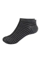 Par de medias cortas grises con rayas horizontales negras.