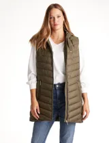 Chaleco puffer capitoneado color verde militar, con cierre central, bolsillos delanteros con cierre, jareta de ajuste en la espalda y capucha no desmontable. Tiene forro interno.