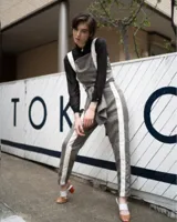 Top corto gris con tirantes anchos blancos, cuello cuadrado y lazo en la espalda.