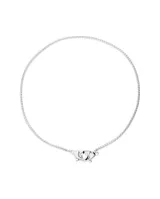 Collar de cadena fina plateada con cierre de mosquetón entrelazado.