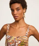 Vestido midi evasê de viscosa con estampa de follaje y flores, escote cuadrado, breteles anchos y volados en capas en la falda.