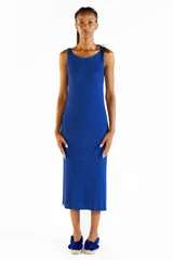 Vestido midi sin mangas de tejido de punto con hilo lurex brillante color azul, con escote redondo y aberturas laterales.