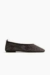 Ballerinas marrones de material sintético trenzado, con diseño de punta redondeada y suela plana.