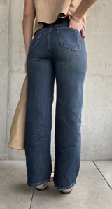 Jean de tiro alto y corte recto, confeccionado en denim azul oscuro con lycra.