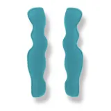 Par de aros colgantes de acrílico celeste con forma ondulada.