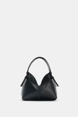 Mini bolso tipo shopper confeccionado en material trenzado color beige, con detalles en cuero sintético marrón. Cuenta con asa de mano fija y correa bandolera extraíble, además de una cartera interior con cierre.