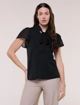 Blusa negra de corte recto y confección fluida, con cuello alto y lazo integrado para anudar al frente. Presenta mangas cortas estilo mariposa en gasa transparente y cuerpo en tejido suave y elastizado.