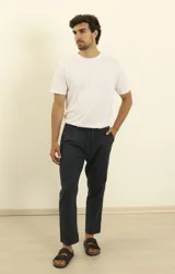Pantalón de lino y algodón color azul marino, de corte relajado (relaxed fit) con cintura elástica ajustable mediante cordón. Presenta bolsillos frontales y bolsillos traseros.