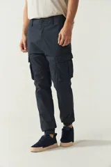 Pantalón cargo negro para hombre, de corte regular, con puños y logo metálico. Confeccionado en algodón y spandex.