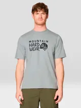 Remera de manga corta color gris con cuello redondo y estampado gráfico de la marca Mountain Hardwear en el centro del pecho.