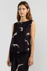 Musculosa negra con estampado de sirenas blancas, corte recto y lazos laterales ajustables.