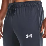 Conjunto deportivo Under Armour compuesto por una campera con cierre frontal y cuello alto, y un pantalón de jogging a juego. La campera presenta un diseño bicolor con la parte superior en gris y el resto en azul marino, mientras que el pantalón es de color azul marino. Ambas piezas incluyen el logo de la marca estampado en blanco.