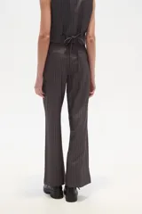 Pantalon de vestir de corte recto y tiro alto, confeccionado en tela con diseño de rayas verticales finas.