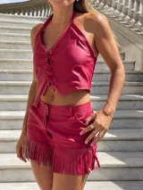 Short de cuero sintético color fucsia con flecos en el ruedo.